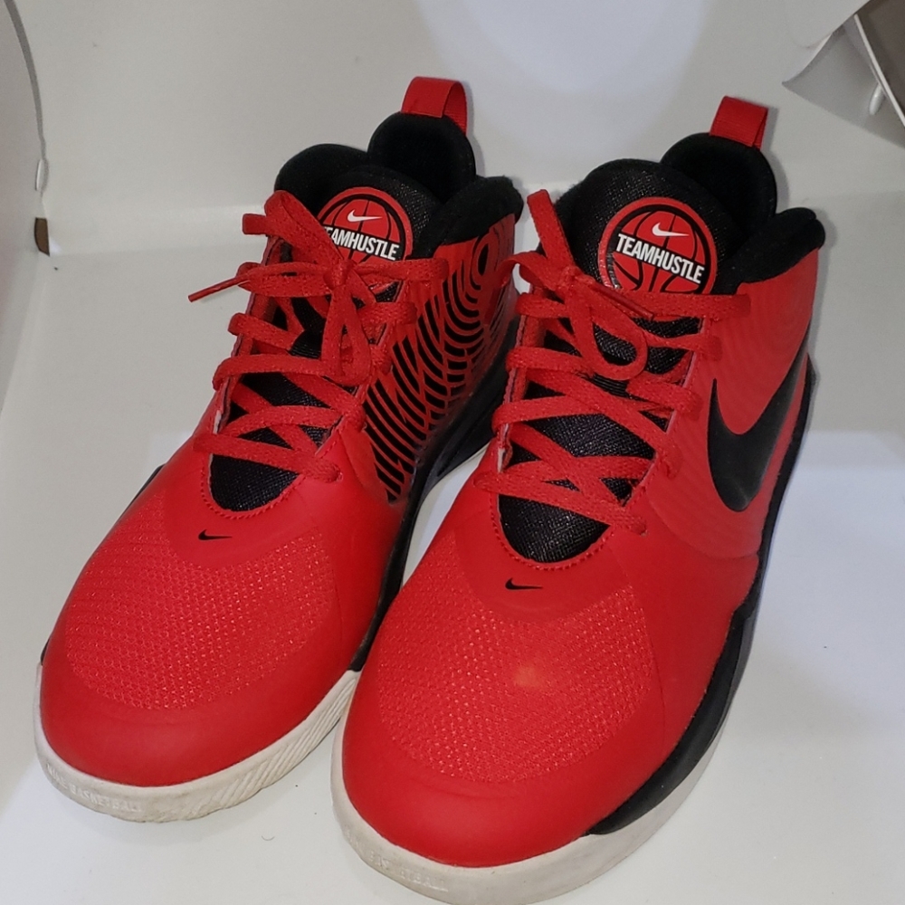 Nike Boy's Team Hustle D9 Sneakers size 6Y